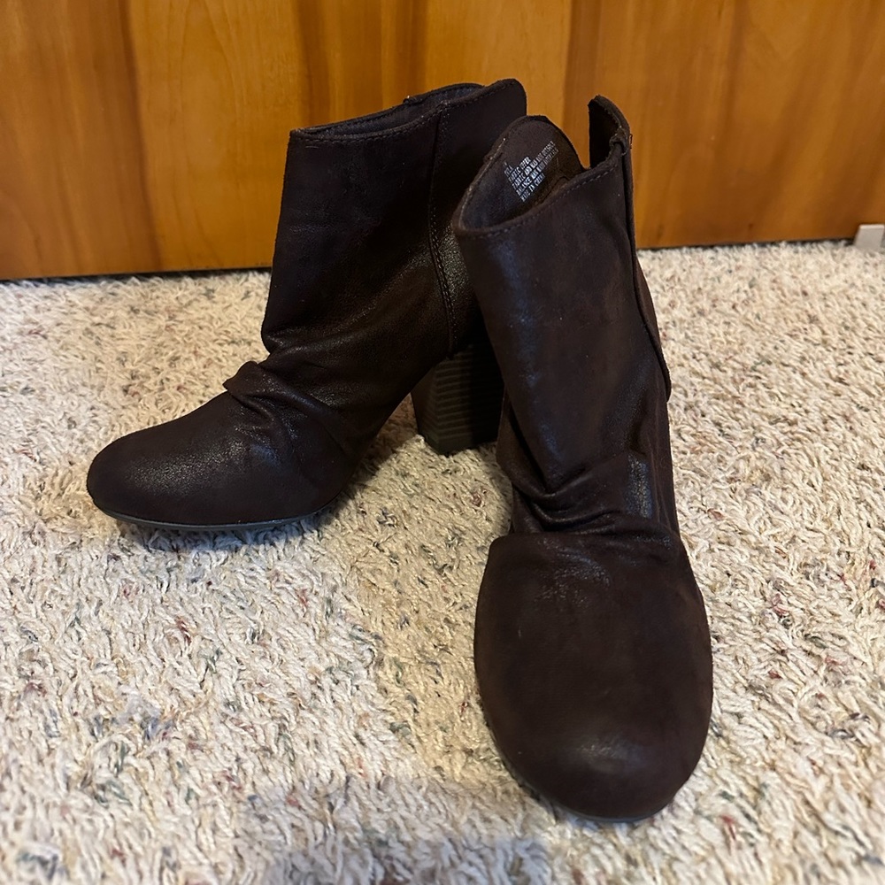 Women’s ankle booties.‎